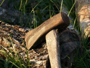 Couper du bois à la hache