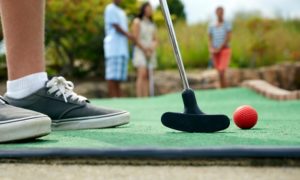 Faire du golf miniature